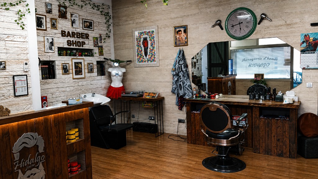 Interior del local: recepción, lavado y estación de corte en Hidalgo Junior.