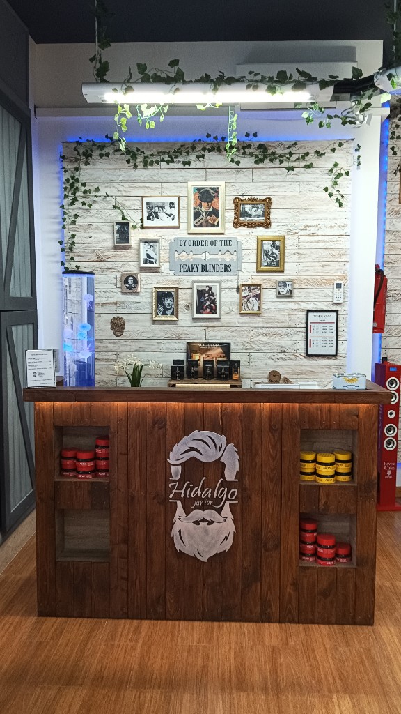 Mostrador de recepción de madera rústica y decoración vintage en Hidalgo Junior.